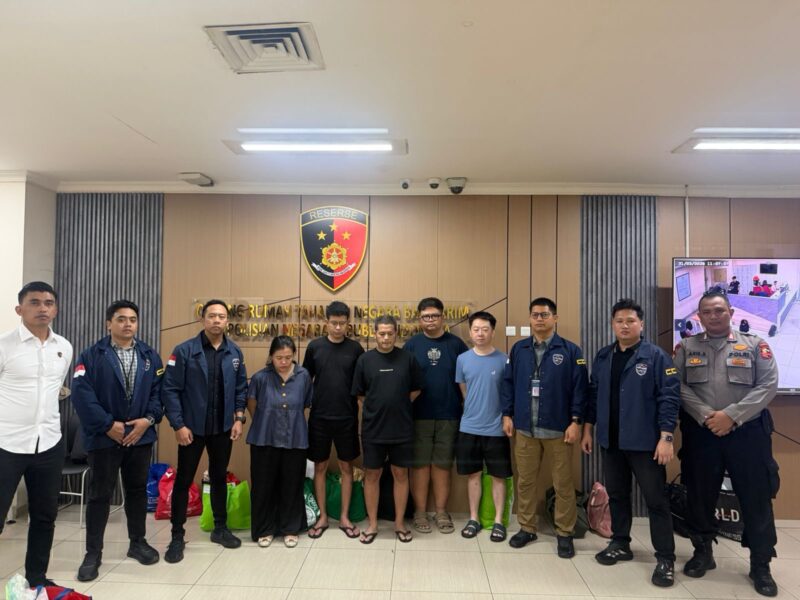 Petugas Bareskrim Polri menyerahkan tersangka dan barang bukti kasus perjudian online kepada Jaksa Penuntut Umum di Kejaksaan Negeri Jakarta Selatan, Selasa (31/3/2026). Foto: Dok. Istimewa 