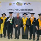 Foto bersama Kombes Pol. Ricky Purnama Kertapati dengan para akademisi dan penguji setelah resmi meraih gelar doktor di USK, Banda Aceh, Rabu (29/4/2026). Foto: Dok. Istimewa 