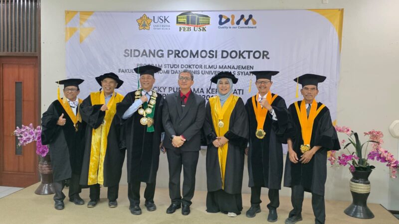 Foto bersama Kombes Pol. Ricky Purnama Kertapati dengan para akademisi dan penguji setelah resmi meraih gelar doktor di USK, Banda Aceh, Rabu (29/4/2026). Foto: Dok. Istimewa 