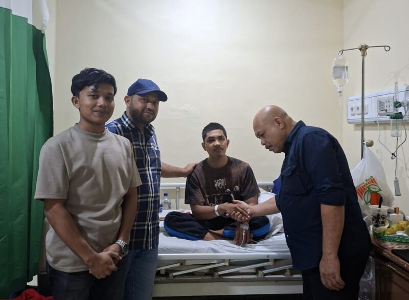 Kepala BPPA Said Marzuki saat menjenguk Zaqhlul Ammar (24), hafiz asal Aceh korban kecelakaan di RS Dr. Saiful Anwar Malang, Minggu (19/4/2026). Foto: Dok. Istimewa 