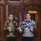 Direktur Keuangan dan Manajemen Risiko PT Solusi Bangun Indonesia Tbk, Asruddin (kiri) bersama Direktur Operasi, Edi Sarwono (kanan), menerima 3 PROPER Hijau 2025 untuk Pabrik Lhoknga, Pabrik Cilacap dan Pabrik Tuban dari Kementerian Lingkungan Hidup Republik Indonesia di Sasono Langen Budoyo, Taman Mini Indonesia Indah, Jakarta, Selasa (7/4/2026). Foto: Dok. Istimewa 