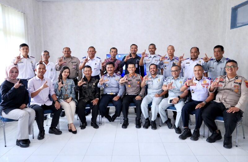 Kepala Dinas Perhubungan Aceh Barat, Erdian Mourny, foto bersama para stakeholder usai kegiatan Coffee Morning Forum Lalu Lintas di ruang rapat Dishub Aceh Barat, Meulaboh, Kamis (23/4/2026). Foto: Dok. Istimewa 