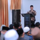 Bupati Aceh Besar H. Muharram Idris memberikan sambutan dan arahan sekaligus membuka kegiatan Bimtek Guru Pengajar Beut Kitab Bak Sikula, di Aula Disnaker Aceh Besar, Kota Jantho, Kamis (30/04/2026). Foto: Dok. MC Aceh Besar