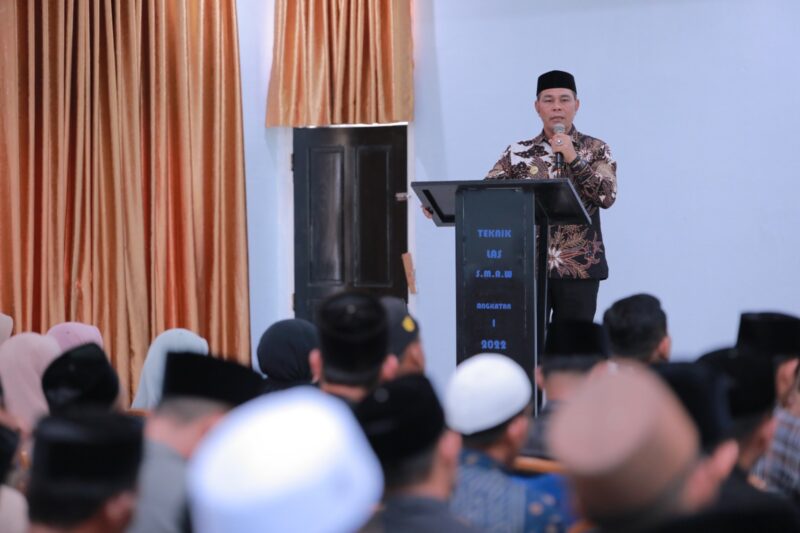 Bupati Aceh Besar H. Muharram Idris memberikan sambutan dan arahan sekaligus membuka kegiatan Bimtek Guru Pengajar Beut Kitab Bak Sikula, di Aula Disnaker Aceh Besar, Kota Jantho, Kamis (30/04/2026). Foto: Dok. MC Aceh Besar