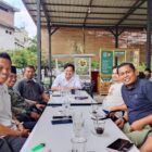 Pertemuan musyawarah penyelesaian sengketa tanah di Polres Lhokseumawe yang dihadiri para pihak, kuasa hukum, dan perangkat Desa Cot Trieng, Senin (13/4/2026). Foto: Dok. Istimewa