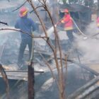 Petugas Damkar Banda Aceh sedang berusaha memadamkan api yang menghanguskan rumah warga. Foto: Dok. Istimewa 