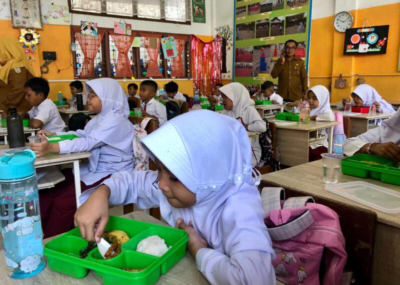 Siswa di Banda Aceh menyantap MBG. Foto: Dok. Istimewa 