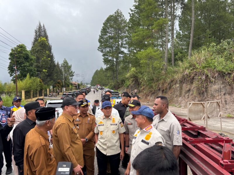 Mendagri Tito Karnavian didampingi Wakil Gubernur Aceh Fadhlullah meninjau Jembatan Bailey di Desa Karang Rejo, Bener Meriah, yang menjadi akses vital warga pascabencana, Senin (20/4/2026). Foto: Dok. Istimewa 