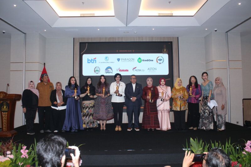 Bunda Salma berfoto bersama sejumlah tokoh perempuan nasional usai menerima AMKI Kartini Award 2026 di Jakarta, Rabu (29/4/2026). Foto: Dok. Istimewa 