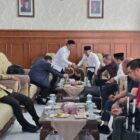 Bupati Aceh Besar, Muharram Idris, berdiskusi dengan anggota Badan Legislasi (Baleg) DPR RI saat mendampingi kepulangan rombongan usai kunjungan kerja di Provinsi Aceh melalui Bandara Sultan Iskandar Muda, Blang Bintang, Aceh Besar, Jumat (17/4/2026). Foto: Dok. MC Aceh Besar