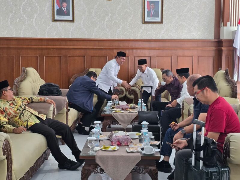Bupati Aceh Besar, Muharram Idris, berdiskusi dengan anggota Badan Legislasi (Baleg) DPR RI saat mendampingi kepulangan rombongan usai kunjungan kerja di Provinsi Aceh melalui Bandara Sultan Iskandar Muda, Blang Bintang, Aceh Besar, Jumat (17/4/2026). Foto: Dok. MC Aceh Besar