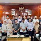 Foto bersama Tim Satgas RTLH Aceh Barat, unsur OPD terkait, dan aparatur gampong usai kegiatan verifikasi dan validasi lapangan di Meulaboh, Senin (13/4/2026). Foto: Dok. Istimewa