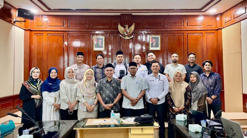 Foto bersama Tim Satgas RTLH Aceh Barat, unsur OPD terkait, dan aparatur gampong usai kegiatan verifikasi dan validasi lapangan di Meulaboh, Senin (13/4/2026). Foto: Dok. Istimewa 