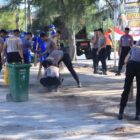 Petugas kepolisian Polda Aceh bersama Pemerintah Kota Banda Aceh melakukan gotong royong di Pasar Al Mahirah Banda Aceh, Selasa (14/4/2026). Foto: Dok. Istimewa 