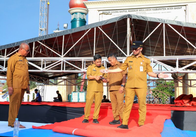 Wakil Bupati Aceh Barat Said Fadheil bersama Plt Sekda Dr. Kurdi meninjau kesiapan lokasi Tabligh Akbar di halaman Masjid Agung Baitul Makmur, Meulaboh, Selasa (31/3/2026). Foto: Dok. Istimewa 
