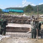 Proses pembangunan Jembatan Gantung Perintis Garuda oleh TNI bersama warga di Desa Kumbang Jaya, Aceh Tenggara, Senin (20/4/2026). Foto: Dok. Istimewa 