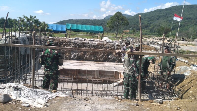 Proses pembangunan Jembatan Gantung Perintis Garuda oleh TNI bersama warga di Desa Kumbang Jaya, Aceh Tenggara, Senin (20/4/2026). Foto: Dok. Istimewa 