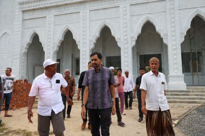 Mualem memantau pembangunan Masjid Baitul Muttaqin yang hampir selesai di Aceh Utara, Minggu (5/4/2026). Foto: Dok. Istimewa