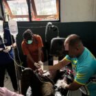 Proses evakuasi dan penanganan medis terhadap pelaku yang terluka di RSUD Mulia usai penindakan Satgas Damai Cartenz-2026 di Puncak Jaya, Senin (20/4/2026). Foto: Dok. Istimewa 