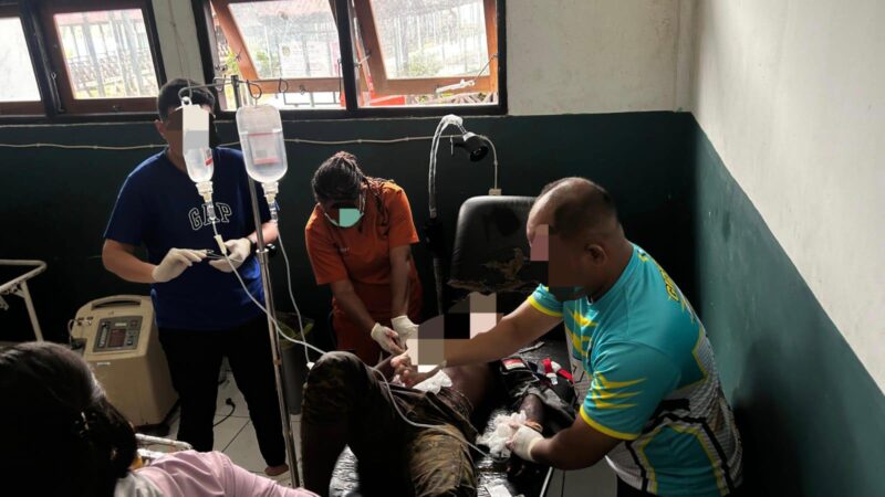 Proses evakuasi dan penanganan medis terhadap pelaku yang terluka di RSUD Mulia usai penindakan Satgas Damai Cartenz-2026 di Puncak Jaya, Senin (20/4/2026). Foto: Dok. Istimewa 