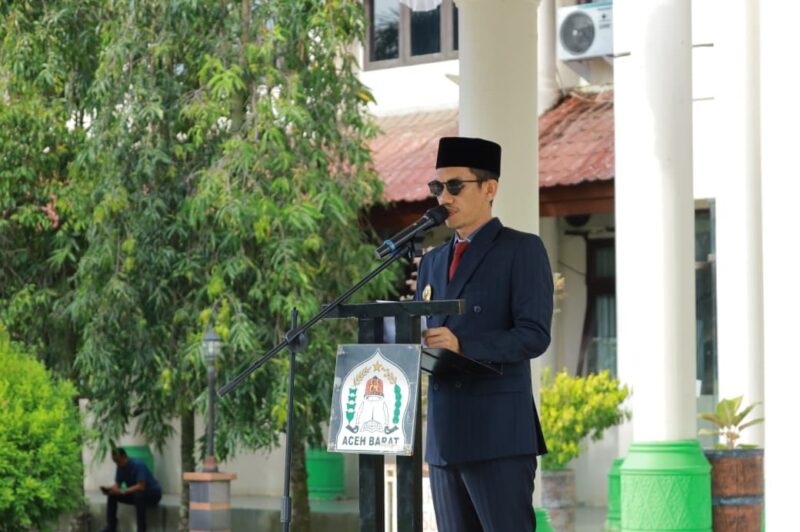 Bupati Aceh Barat Tarmizi SP, MM memberikan arahan kepada para PNS formasi 2024 usai penyerahan SK pengangkatan di halaman Kantor Bupati Aceh Barat, Senin (18/5/2026). Foto: Dok. Istimewa