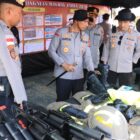 Kapolda Aceh Irjen Pol. Marzuki Ali Basyah saat mengecek kesiapan personel dan peralatan dalam simulasi pengamanan May Day 2026 di Banda Aceh, Kamis (30/4/2026). Foto: Dok. Istimewa 