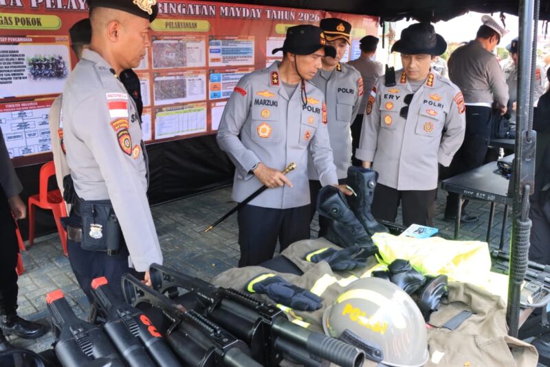 Kapolda Aceh Irjen Pol. Marzuki Ali Basyah saat mengecek kesiapan personel dan peralatan dalam simulasi pengamanan May Day 2026 di Banda Aceh, Kamis (30/4/2026). Foto: Dok. Istimewa 