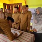 Bupati Aceh Barat Tarmizi bersama Wakil Bupati Said Fadheil saat meresmikan Posko Pengaduan DTSEN di Gampong Ujong Drien, Meureubo, Selasa (5/5/2026). Foto: Dok. Istimewa 