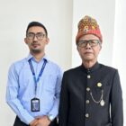 Prof Dr Yusri Yusuf, Ketua Majelis Adat Aceh (MAA) foto bersama Pimred NOA.co.id usai pengukuhan di Aceh Besar, Sabtu (9/5/2026). Foto: Dok. Istimewa