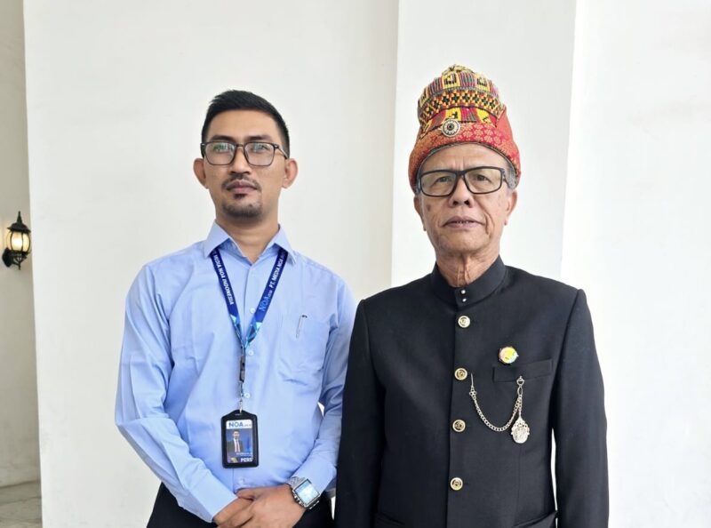 Prof Dr Yusri Yusuf, Ketua Majelis Adat Aceh (MAA) foto bersama Pimred NOA.co.id usai pengukuhan di Aceh Besar, Sabtu (9/5/2026). Foto: Dok. Istimewa 