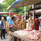 Bupati Aceh Barat Tarmizi, SP, MM berdialog dengan pedagang saat melakukan sidak harga kebutuhan pokok di Pasar Bina Usaha Meulaboh menjelang Hari Raya Idul Adha 1447 Hijriah, Senin (25/5/2026). Foto: Dok. Istimewa