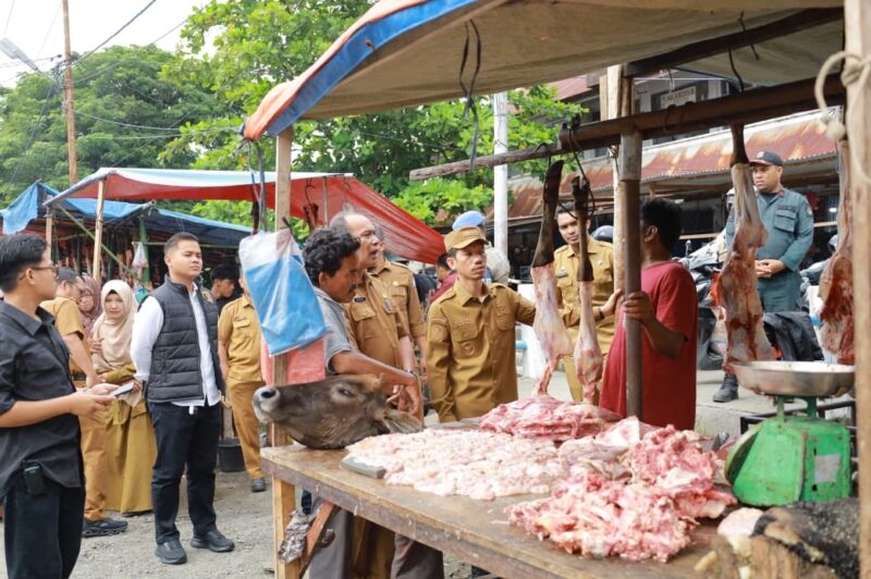Bupati Aceh Barat Tarmizi, SP, MM berdialog dengan pedagang saat melakukan sidak harga kebutuhan pokok di Pasar Bina Usaha Meulaboh menjelang Hari Raya Idul Adha 1447 Hijriah, Senin (25/5/2026). Foto: Dok. Istimewa 