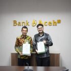Direktur Dana dan Jasa PT Bank Aceh Syariah, Hendra Supardi, bersama jajaran PT PosSaku Mitra Usaha saat penandatanganan kerja sama strategis digitalisasi UMKM di Banda Aceh, Senin (18/5/2026). Foto: Dok. Istimewa