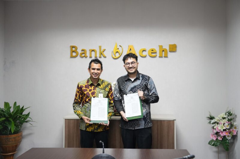 Direktur Dana dan Jasa PT Bank Aceh Syariah, Hendra Supardi, bersama jajaran PT PosSaku Mitra Usaha saat penandatanganan kerja sama strategis digitalisasi UMKM di Banda Aceh, Senin (18/5/2026). Foto: Dok. Istimewa 