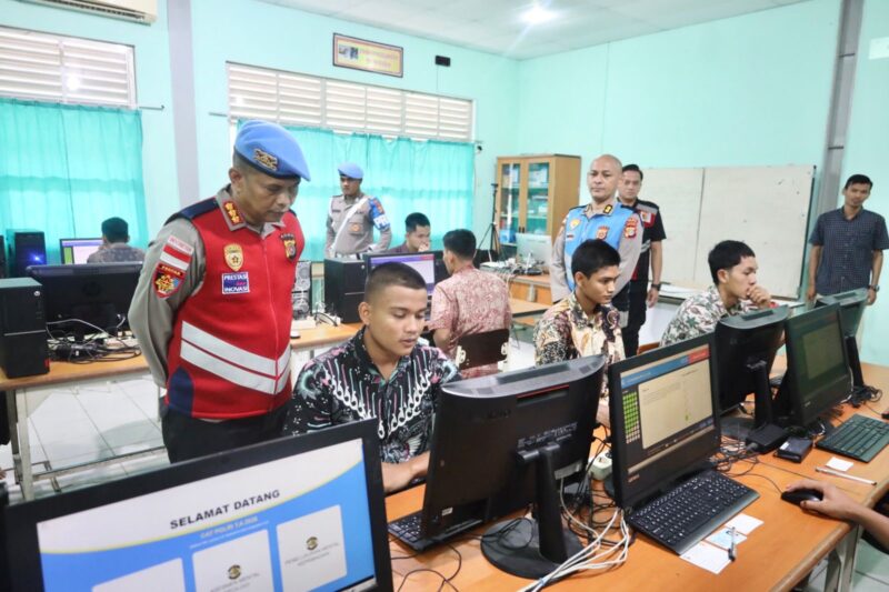 Suasana pelaksanaan tes CAT akademik Akpol 2026 di Banda Aceh yang dipantau panitia serta pengawas internal dan eksternal Polda Aceh, Minggu (10/5/2026). Foto: Dok. Istimewa 