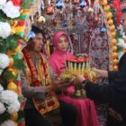 Kapolda Aceh bersama Ketua Bhayangkari Daerah Aceh disambut adat peusijuek saat tiba di Mapolres Aceh Singkil dalam agenda kunjungan kerja, Sabtu (16/5/2026). Foto: Dok. Istimewa