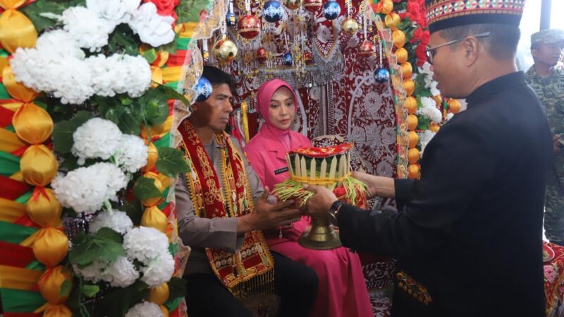 Kapolda Aceh bersama Ketua Bhayangkari Daerah Aceh disambut adat peusijuek saat tiba di Mapolres Aceh Singkil dalam agenda kunjungan kerja, Sabtu (16/5/2026). Foto: Dok. Istimewa 