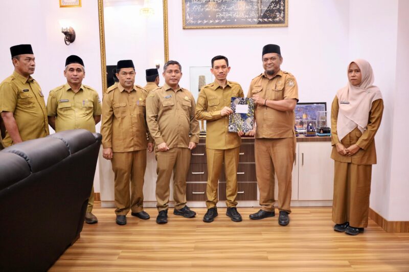 Bupati Aceh Barat Tarmizi, SP, MM menyerahkan SK Plt Kepala Dinas Pertanian kepada Hendra Marsidi, S.TP di ruang kerja Bupati, disaksikan jajaran pejabat Pemkab Aceh Barat, Selasa (6/5/2026). Foto: Dok. Istimewa 