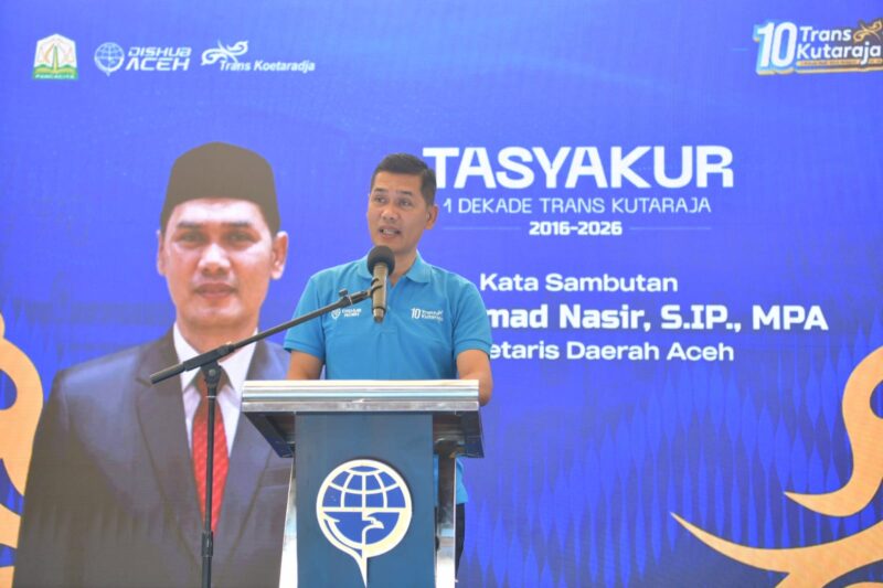 Sekda Aceh, M. Nasir, S.IP, MPA, saat memberikan sambutan pada acara Tasyakur 1 Dekade Trans Kutaraja 2016-2026, di Depo, Terminal Tipe A Banda Aceh, Rabu, (13/5/2026). Foto: Dok. Biro Adpim Setda Aceh
