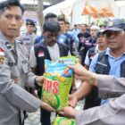 Penyaluran bantuan beras kepada peserta menjadi bagian dari rangkaian peringatan Hari Buruh 2026 di Banda Aceh, Jumat (1/5/2026). Foto: Dok. Istimewa 