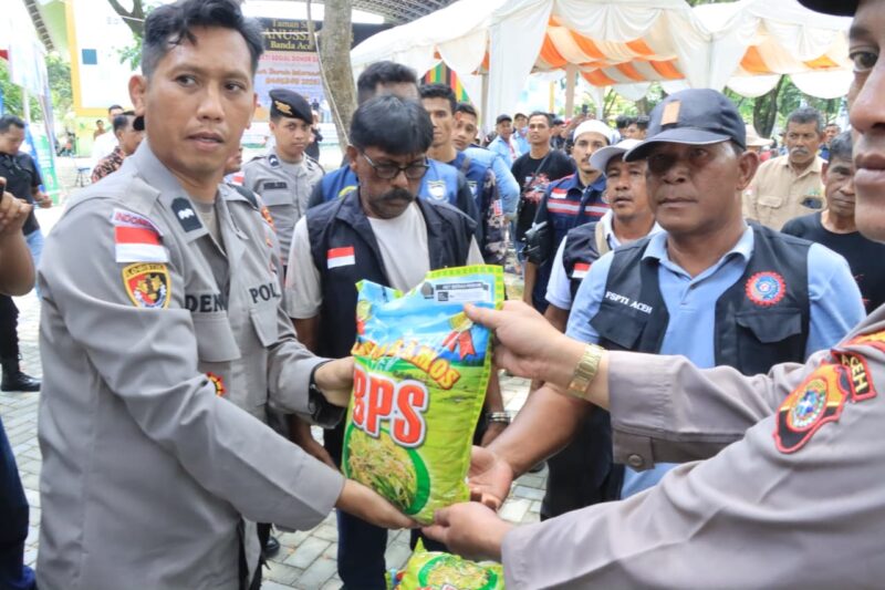 Penyaluran bantuan beras kepada peserta menjadi bagian dari rangkaian peringatan Hari Buruh 2026 di Banda Aceh, Jumat (1/5/2026). Foto: Dok. Istimewa 