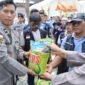 Penyaluran bantuan beras kepada peserta menjadi bagian dari rangkaian peringatan Hari Buruh 2026 di Banda Aceh, Jumat (1/5/2026). Foto: Dok. Istimewa 