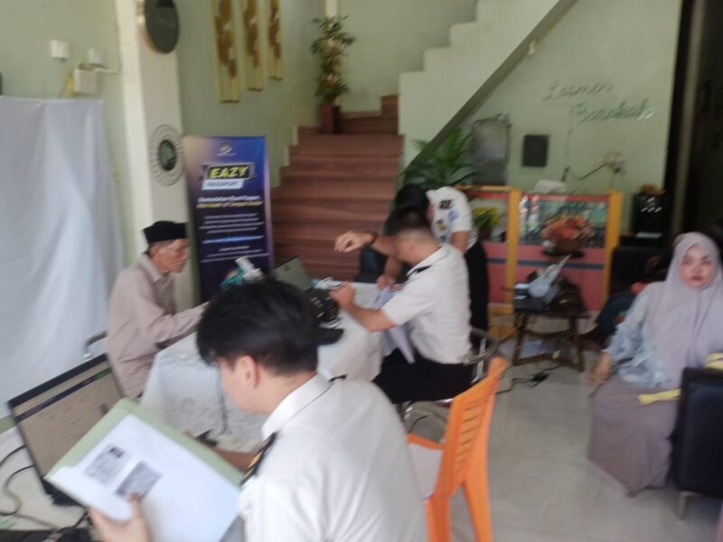 Petugas Imigrasi Meulaboh saat memberikan layanan pembuatan paspor kepada masyarakat Simeulue dalam program jemput bola di daerah setempat, Selasa (5/5/2026). Foto: Dok. Istimewa 