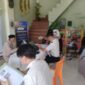 Petugas Imigrasi Meulaboh saat memberikan layanan pembuatan paspor kepada masyarakat Simeulue dalam program jemput bola di daerah setempat, Selasa (5/5/2026). Foto: Dok. Istimewa 
