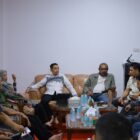 Bupati Aceh Barat Tarmizi SP bersama pimpinan dan anggota DPRK Aceh Barat saat diskusi santai membahas isu strategis daerah di Pendopo Bupati, Kamis malam (30/4/2026). Foto: Dok. Istimewa 
