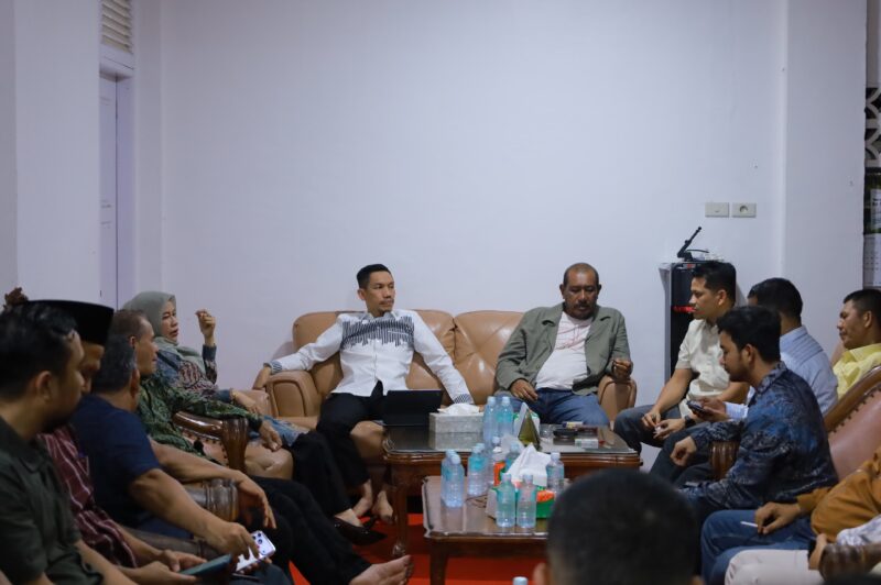 Bupati Aceh Barat Tarmizi SP bersama pimpinan dan anggota DPRK Aceh Barat saat diskusi santai membahas isu strategis daerah di Pendopo Bupati, Kamis malam (30/4/2026). Foto: Dok. Istimewa 