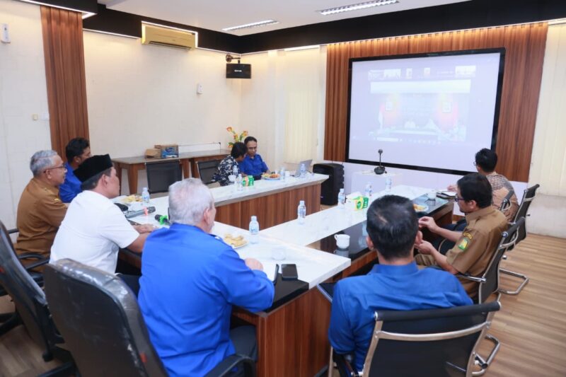 Bupati Aceh Besar, H. Muharram Idris didampingi Asisten I Sekdakab Farhan AP dan Plt Dirut PDAM Tirta Mountala Ir Yusmadi MM mengikuti zoom meeting bersama Kementerian PU terkait percepatan pembangunan SPAM Regional Leupung di Aula PDAM Tirta Mountala Aceh Besar, Senin (11/5/2026). Foto: Dok. MC Aceh Besar