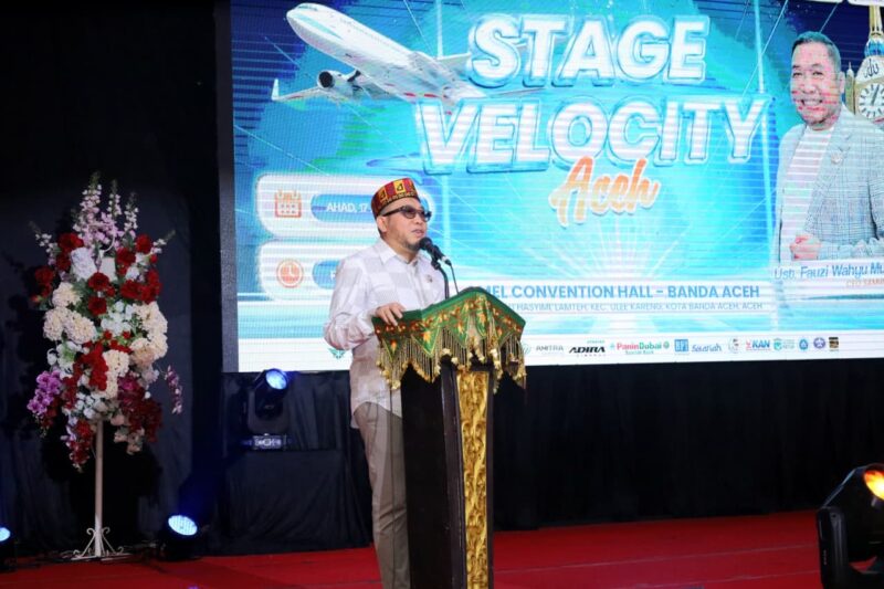 CEO Samira Travel, DR. (HC) H. Fauzi Wahyu Muntoro memberikan motivasi kepada ratusan mitra dalam kegiatan Stage Velocity Aceh di Amel Convention Hall, Banda Aceh, Minggu (17/5/2026). Foto: Dok. Istimewa 