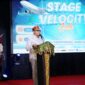 CEO Samira Travel, DR. (HC) H. Fauzi Wahyu Muntoro memberikan motivasi kepada ratusan mitra dalam kegiatan Stage Velocity Aceh di Amel Convention Hall, Banda Aceh, Minggu (17/5/2026). Foto: Dok. Istimewa 