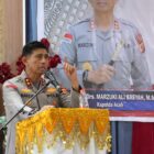 Kapolda Aceh memberikan arahan kepada personel Polres Simeulue di Mapolres Simeulue, menekankan pentingnya semangat pengabdian dan profesionalisme dalam melayani masyarakat kepulauan, Kamis (14/5/2026). Foto: Dok. Istimewa 